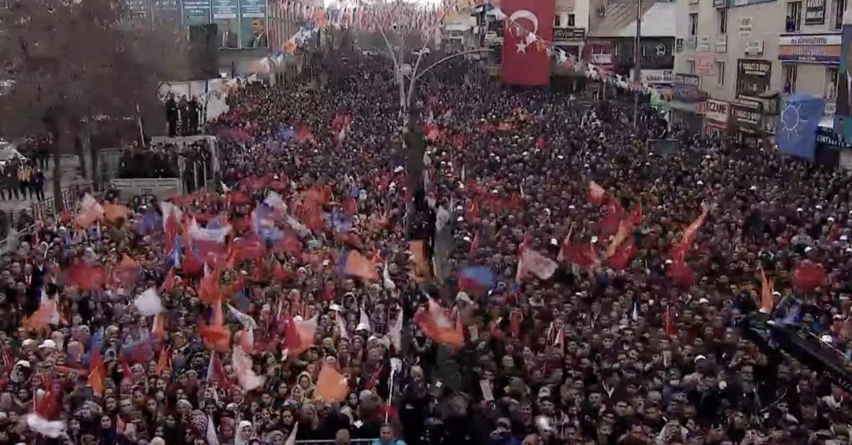 1710420611 114 Cumhurbaskani Erdogan Agrida coskulu bir kalabalik tarafindan karsilandi