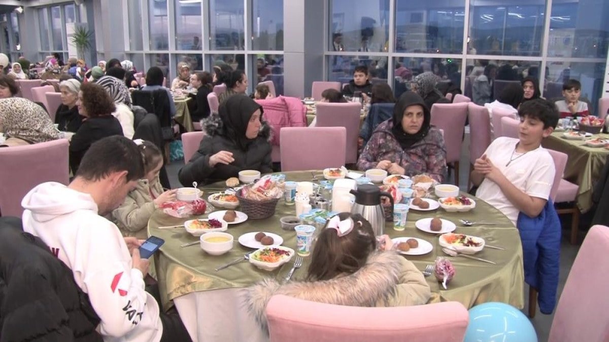 1711357999 799 Baskan Sadi Yazici yetim cocuklar icin iftar programi duzenledi