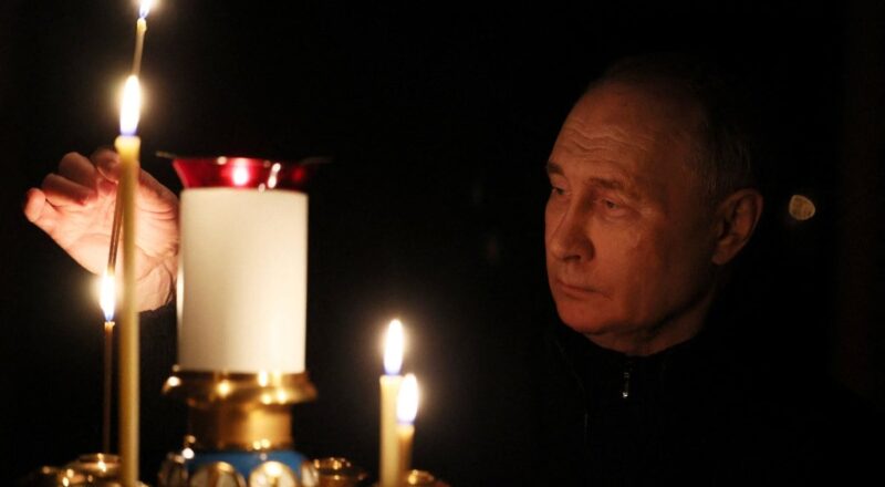 1711375942 Putin Moskovadaki teror saldirisinda olenlerin anisina mum yakti
