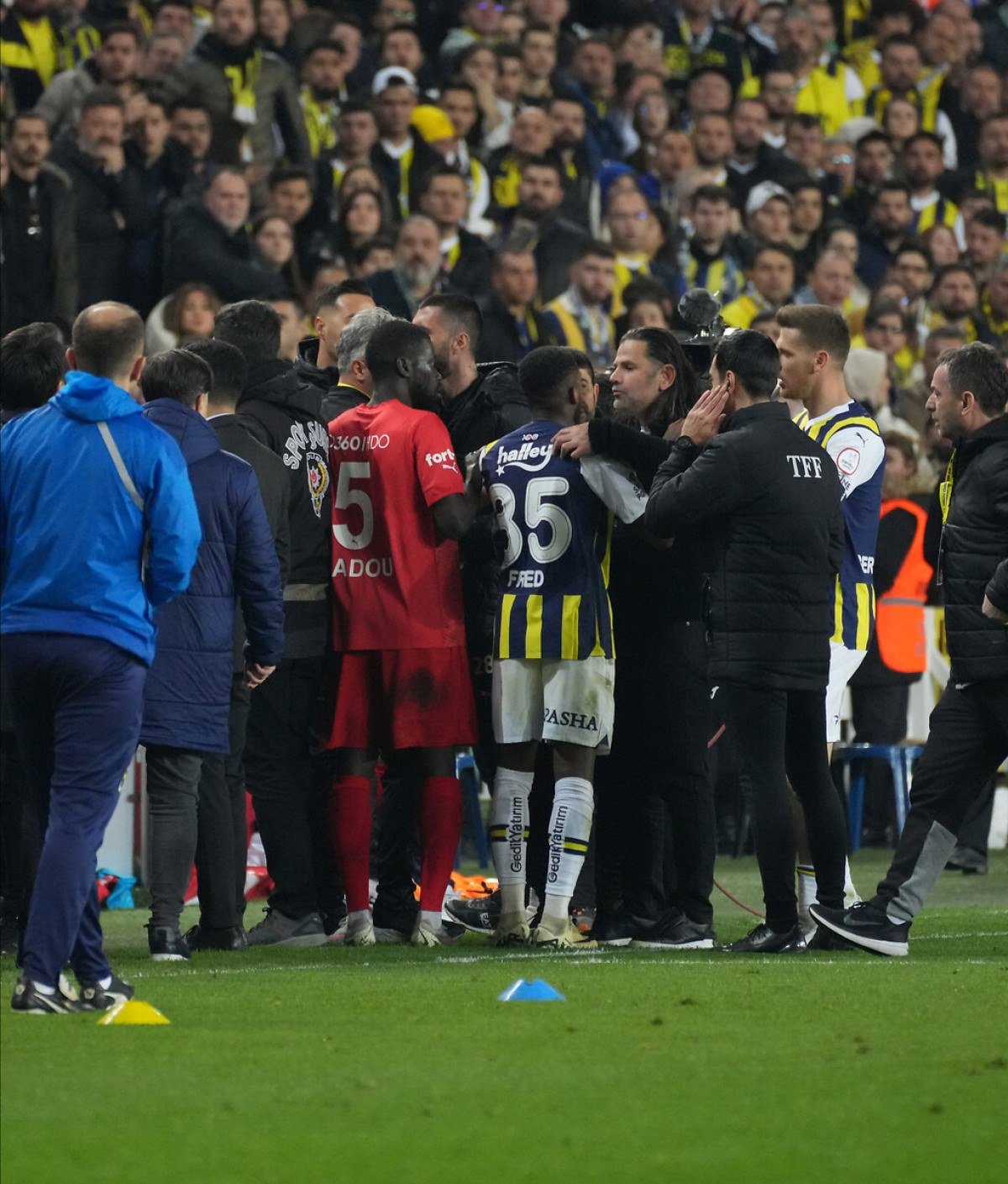 1711528617 809 Ibrahim Uzulmezden Fenerbahce yorumu Onlar bu ligde olmali